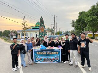 Ramadhan Penuh Berkah, HMI IAI Rawa Aopa Sukses Gelar Aksi Berbagi Takjil